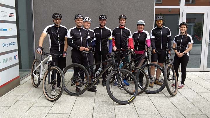 Sony zaměstnanci na kolach